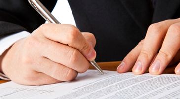 NCS Abogados abogado firmando unos documentos